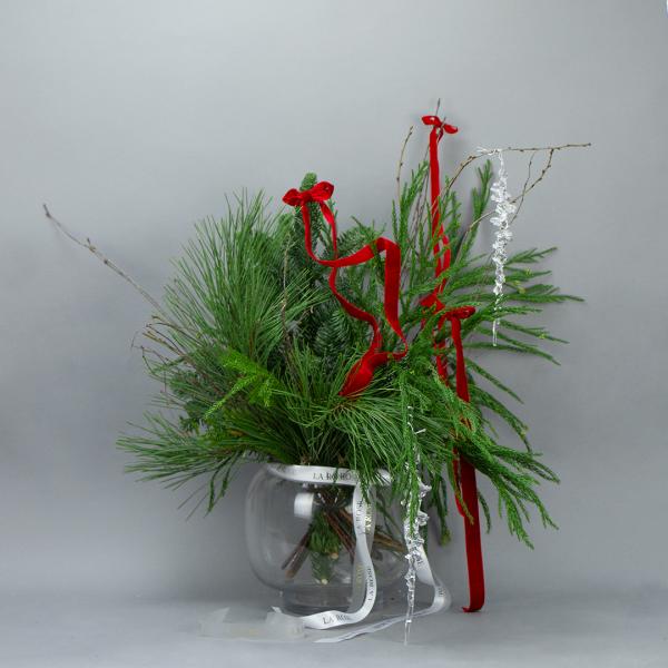 Зимний декор: композиции из цветов, стеклянные вазы, свечи