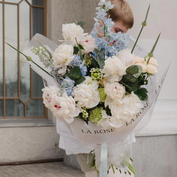 Букет Букет с пионами и дельфиниумом купить в Барнауле