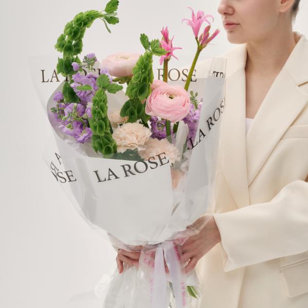 Букет Авторский букет с ранункулюсами и молюцеллой купить в Барнауле