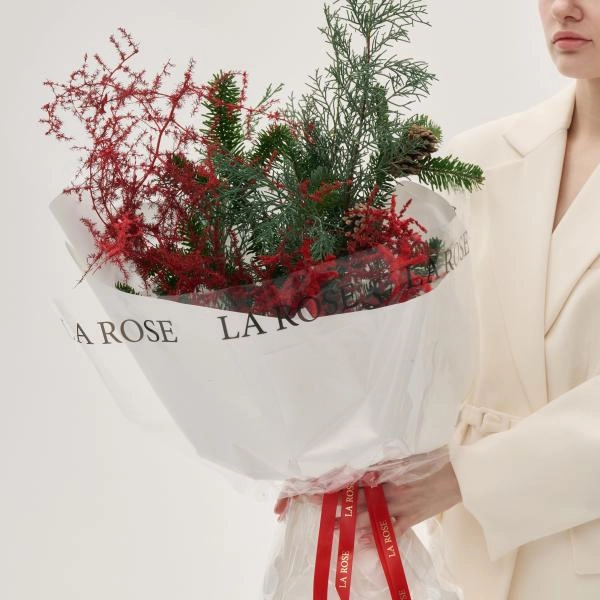 Зимний букет из хвои с красным аспарагусом купить в Барнауле