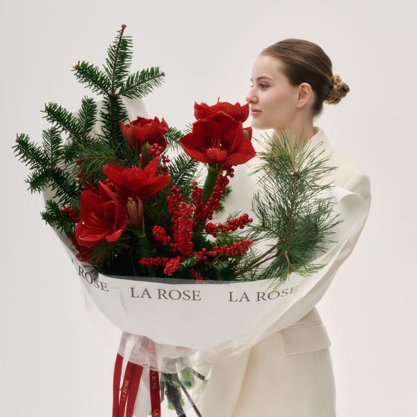 Рождественский букет с сосной и красными амарилиссами купить в Барнауле