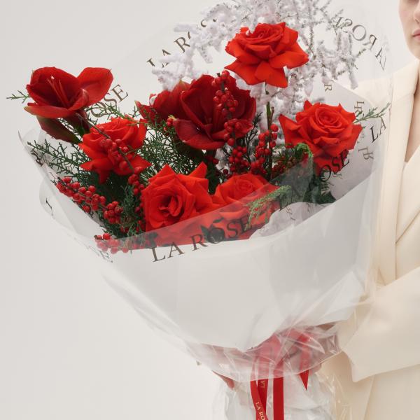 Рождественский букет с сосной и красными амарилиссами купить в Барнауле