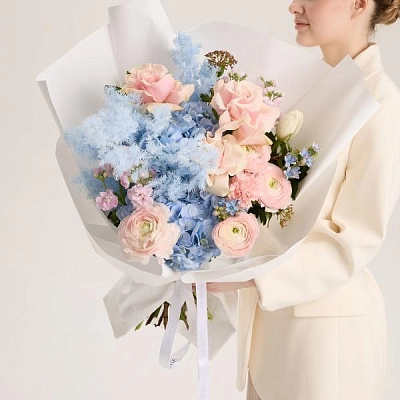 Букет в голубых тонах с розовыми розами