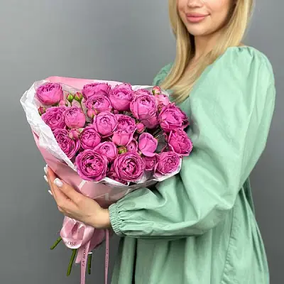 Букет Моно кустовой розы Silva Pink в упаковке