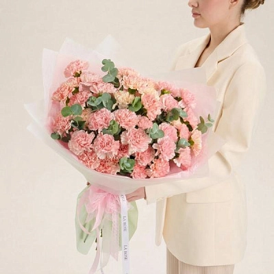 Дуобукет из розовых гвоздик с эвкалиптом