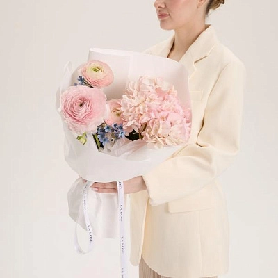 Нежный букет с гортензией и оксипеталумом 