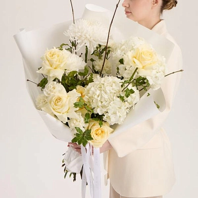 Белый букет с хризантемой и гортензией