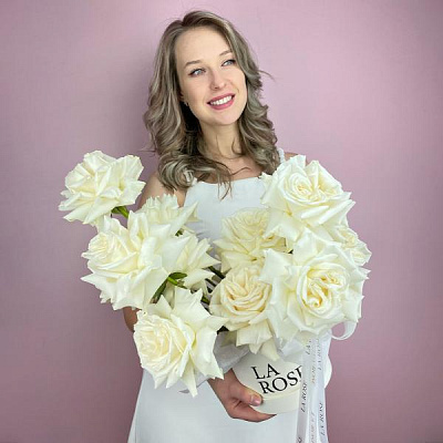 Композиция Шляпная коробка с розами Playa Blanca купить в Барнауле